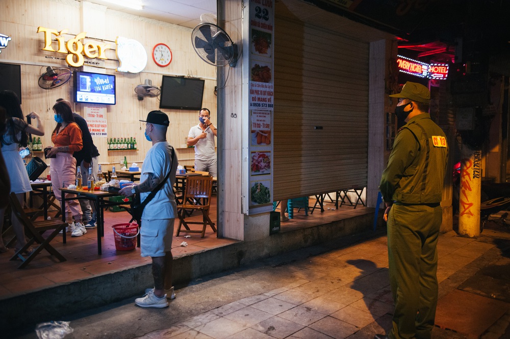 Công an quận Hoàn Kiếm tiến hành kiểm tra, nhắc nhở các quán ăn đêm - Ảnh 3.