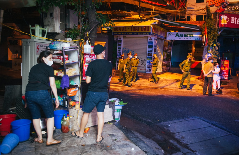 Công an quận Hoàn Kiếm tiến hành kiểm tra, nhắc nhở các quán ăn đêm - Ảnh 6.