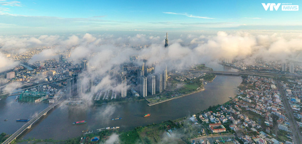 Khoảnh khắc TP Hồ Chí Minh mờ ảo chìm trong biển mây - Ảnh 3.