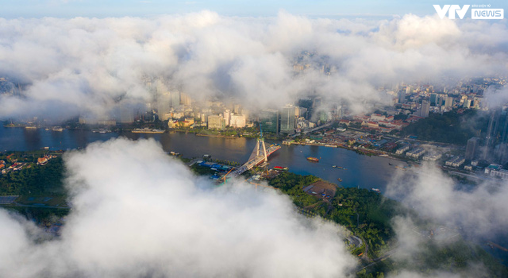 Khoảnh khắc TP Hồ Chí Minh mờ ảo chìm trong biển mây - Ảnh 4.