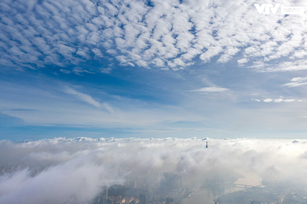 Khoảnh khắc TP Hồ Chí Minh mờ ảo chìm trong biển mây - Ảnh 8.