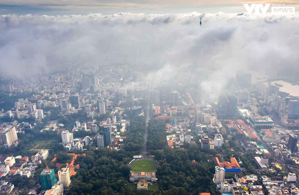 Khoảnh khắc TP Hồ Chí Minh mờ ảo chìm trong biển mây - Ảnh 9.