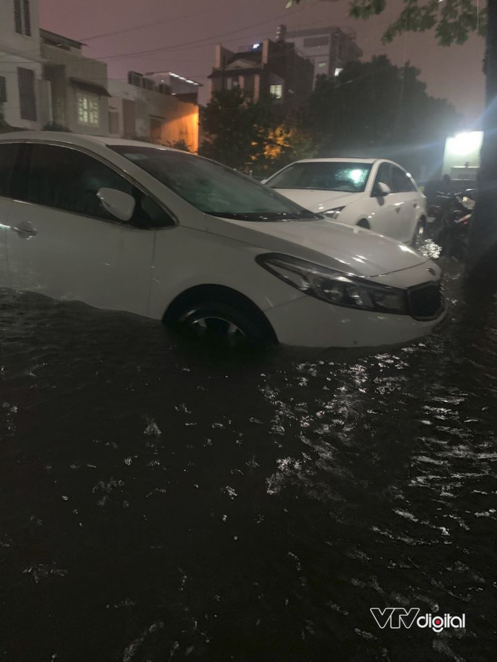 Đường phố TP.HCM ngập nặng, biến thành sông sau cơn mưa lớn tối 6/8 - Ảnh 2.