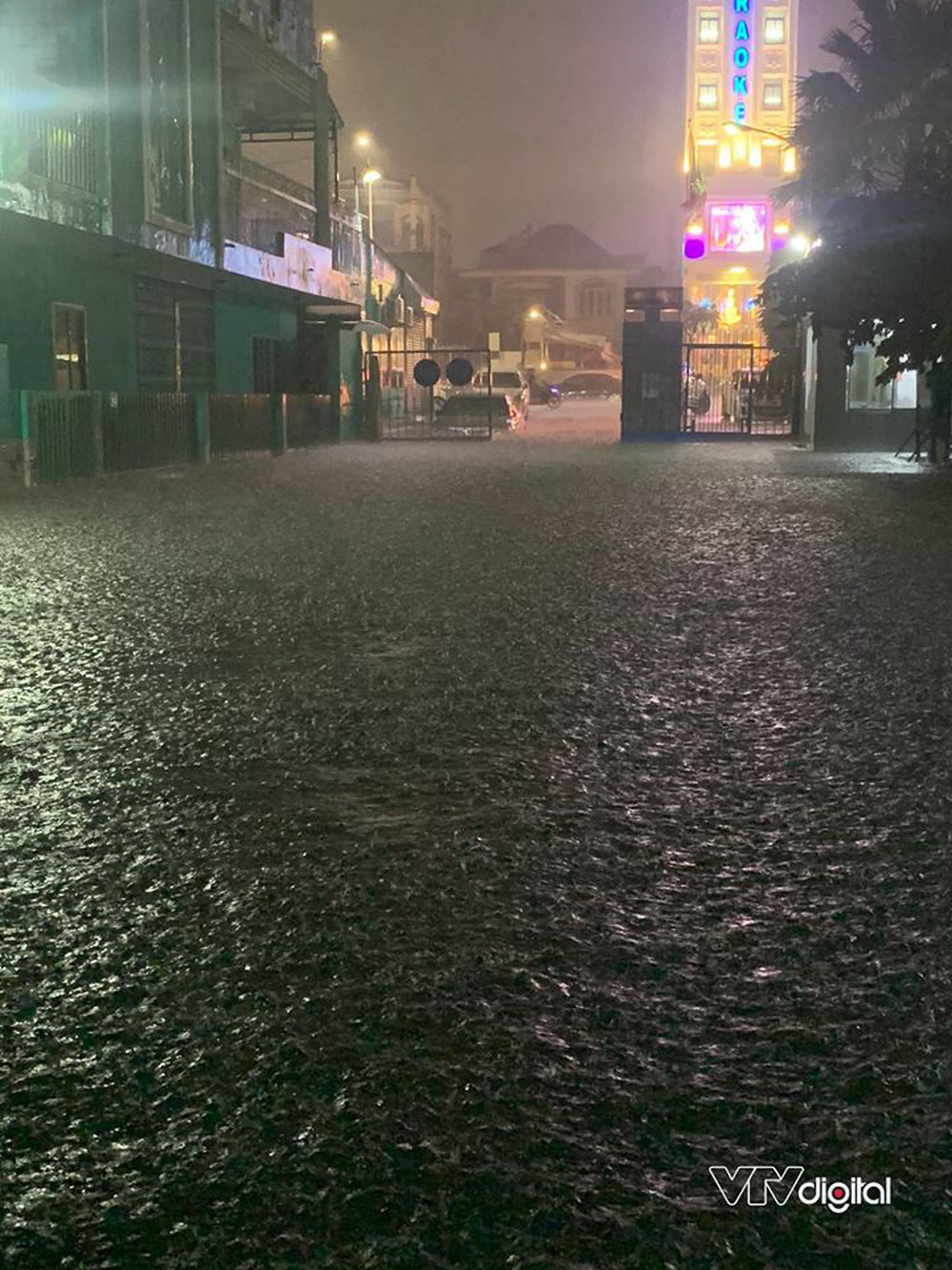 Đường phố TP.HCM ngập nặng, biến thành sông sau cơn mưa lớn tối 6/8 - Ảnh 4.