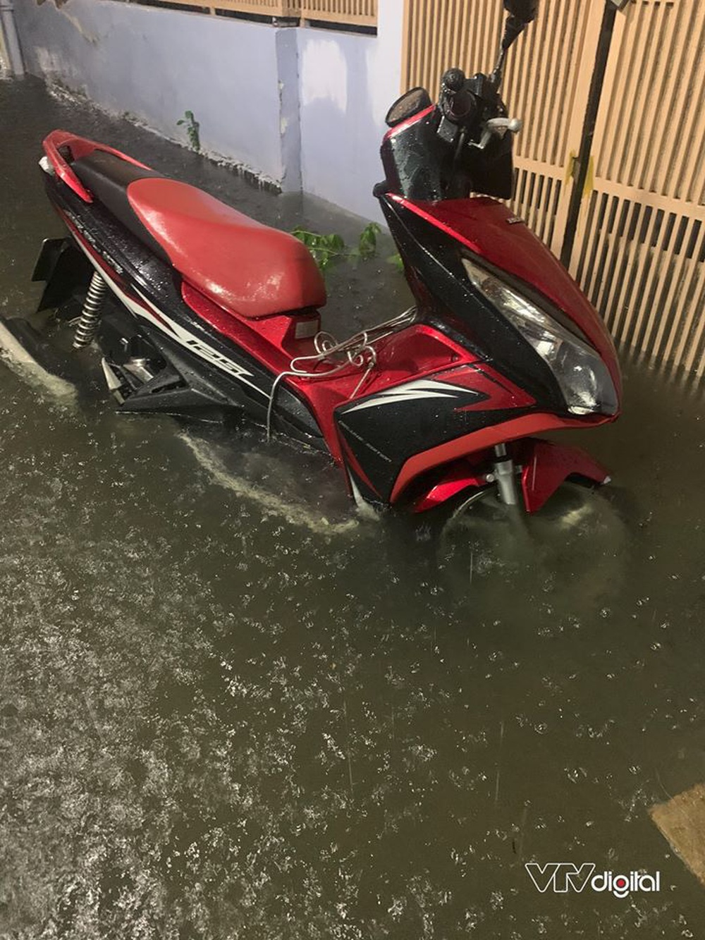 Đường phố TP.HCM ngập nặng, biến thành sông sau cơn mưa lớn tối 6/8 - Ảnh 5.