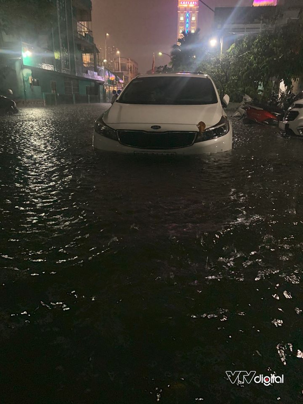Đường phố TP.HCM ngập nặng, biến thành sông sau cơn mưa lớn tối 6/8 - Ảnh 7.