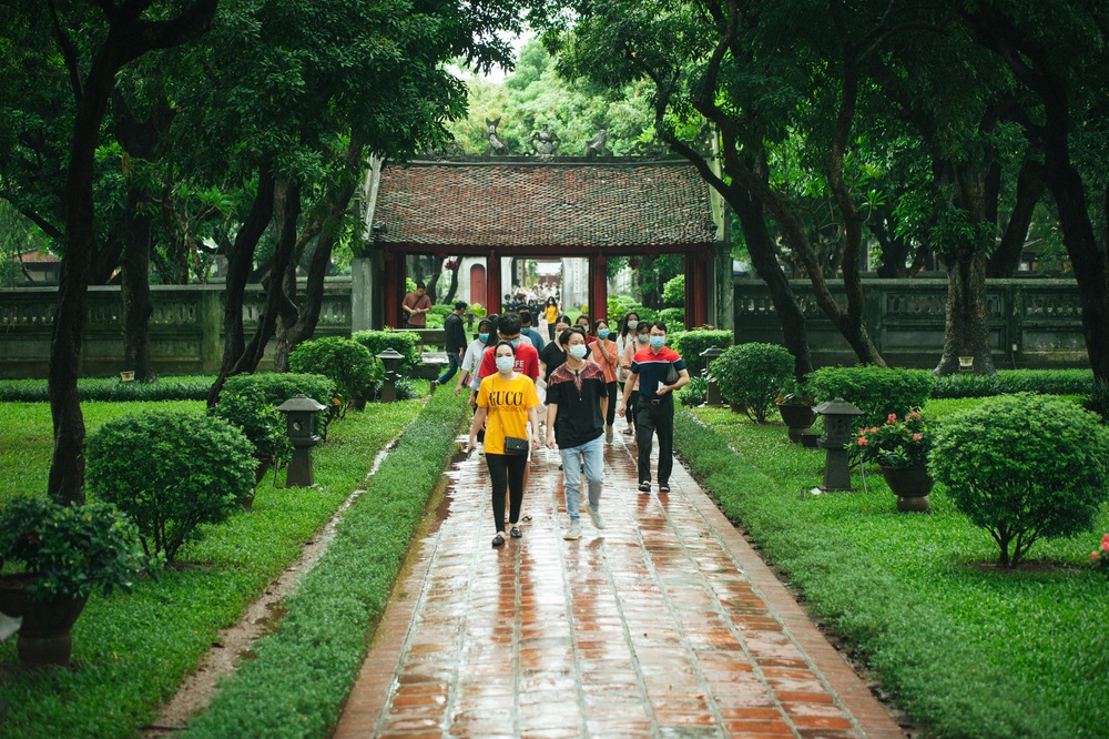 Sĩ tử kéo đến Văn Miếu cầu may trước kỳ thi tốt nghiệp THPT 2020 - Ảnh 5.