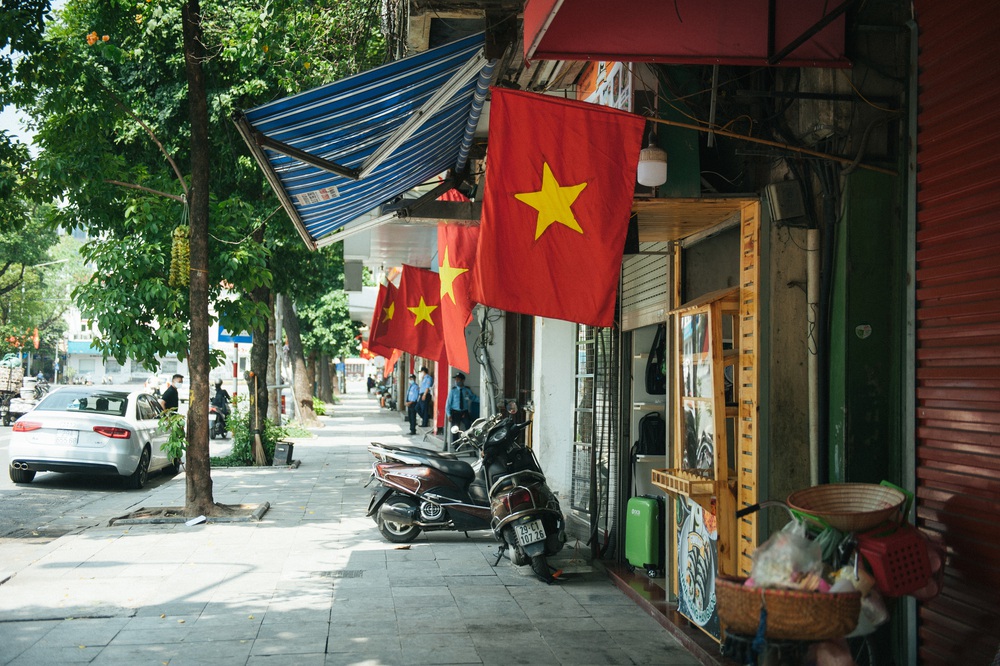 Để kỷ niệm 75 năm Quốc khánh và sự kiện này trong lịch sử đất nước, màu cờ đỏ sao vàng của Việt Nam được trưng bày rực rỡ và tự hào trong các sự kiện quan trọng. Hãy cùng ngắm nhìn những hình ảnh cờ Tổ quốc và cảm nhận niềm tự hào về đất nước của chúng ta.