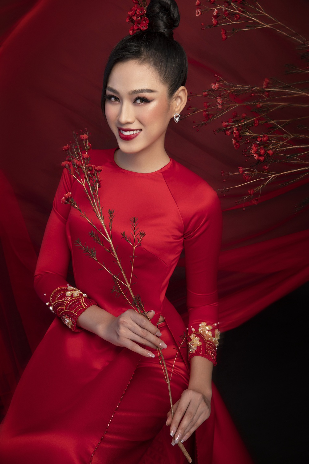 Hoa hậu Đỗ Thị Hà khoe vẻ sắc sảo với áo dài retro - Ảnh 9.