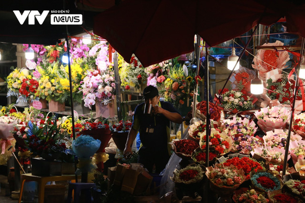 Vẻ đìu hiu hiếm thấy ở chợ hoa lớn nhất Hà Nội: Ngủ một giấc dậy vẫn chưa có khách hỏi - Ảnh 1.