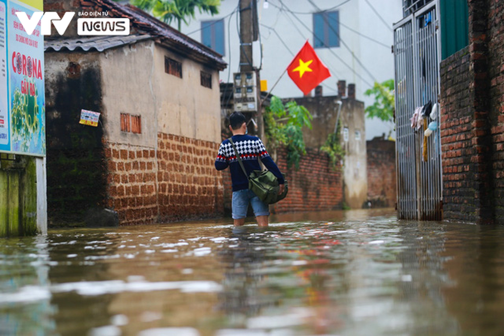 Hà Nội: Thôn nhỏ ngập sâu vì mưa lớn kéo dài, người dân phải di chuyển bằng... thuyền - Ảnh 1.