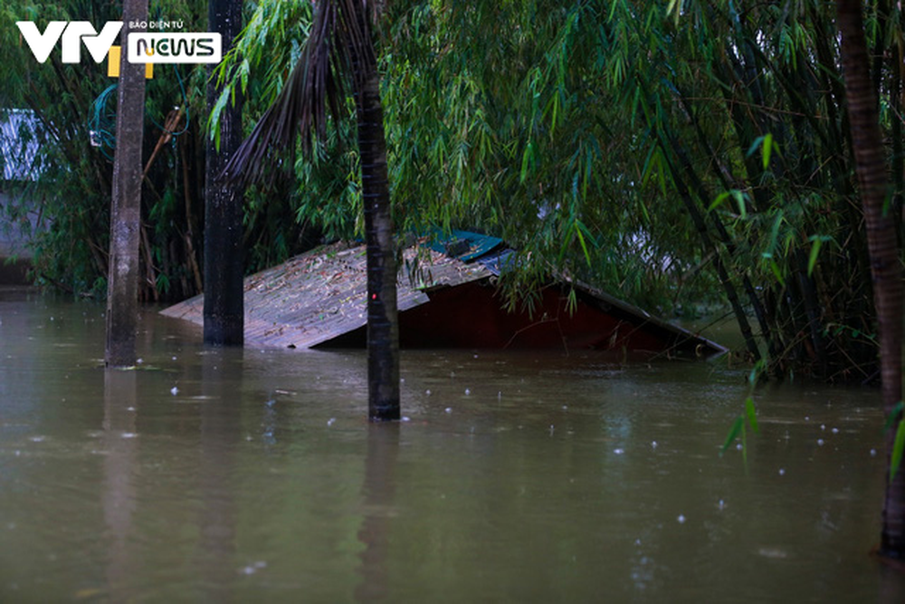 Hà Nội: Thôn nhỏ ngập sâu vì mưa lớn kéo dài, người dân phải di chuyển bằng... thuyền - Ảnh 2.