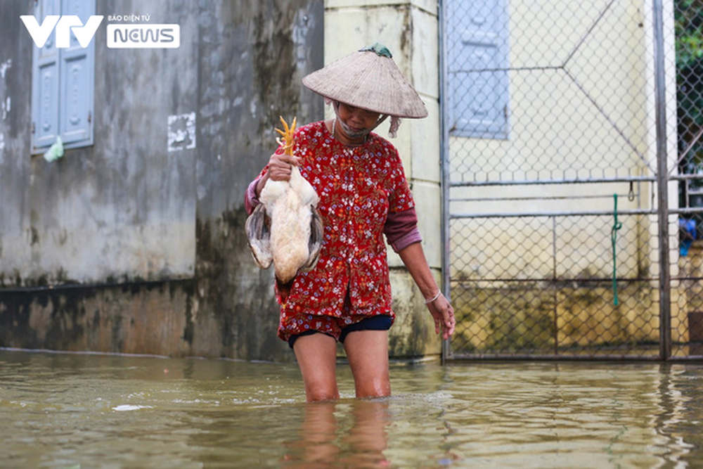 Hà Nội: Thôn nhỏ ngập sâu vì mưa lớn kéo dài, người dân phải di chuyển bằng... thuyền - Ảnh 11.