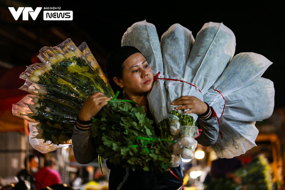Vẻ đìu hiu hiếm thấy ở chợ hoa lớn nhất Hà Nội: Ngủ một giấc dậy vẫn chưa có khách hỏi - Ảnh 14.