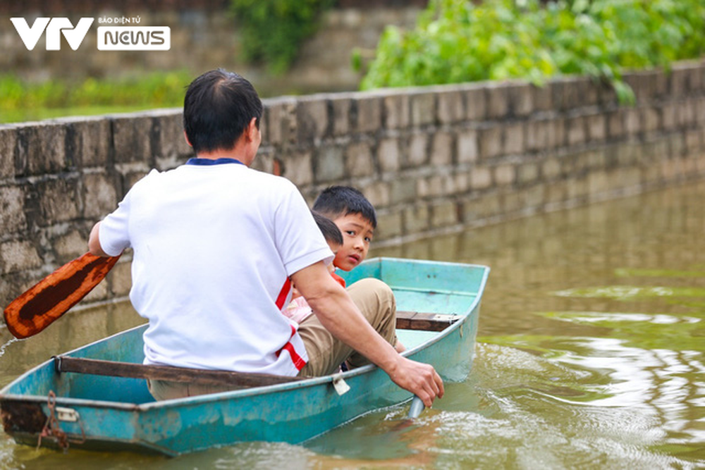 Hà Nội: Thôn nhỏ ngập sâu vì mưa lớn kéo dài, người dân phải di chuyển bằng... thuyền - Ảnh 14.