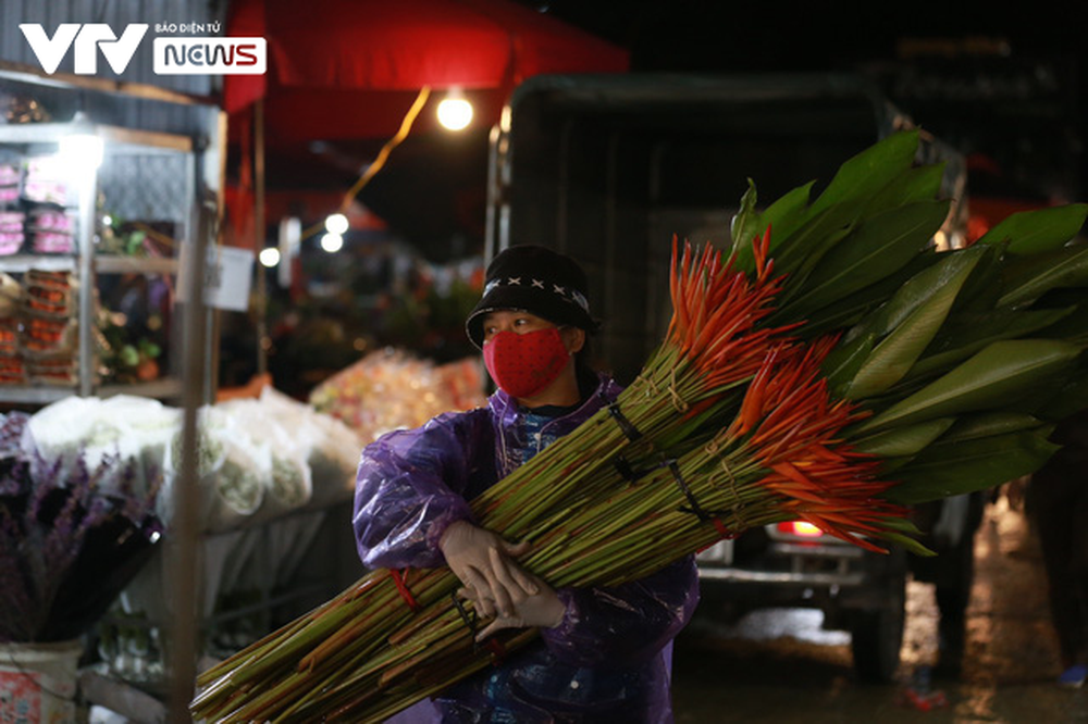 Vẻ đìu hiu hiếm thấy ở chợ hoa lớn nhất Hà Nội: Ngủ một giấc dậy vẫn chưa có khách hỏi - Ảnh 3.