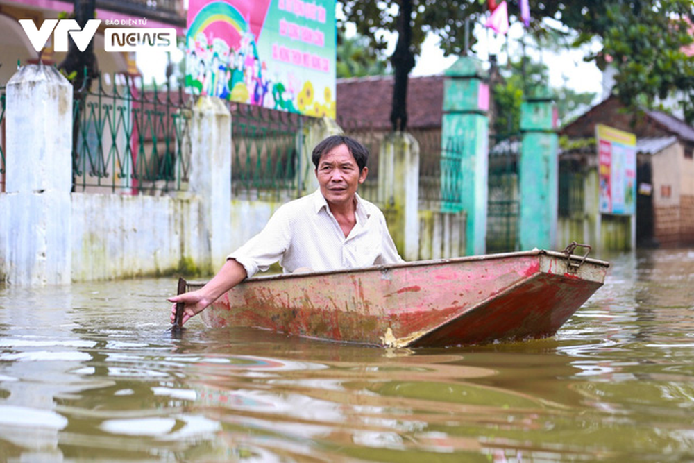 Hà Nội: Thôn nhỏ ngập sâu vì mưa lớn kéo dài, người dân phải di chuyển bằng... thuyền - Ảnh 3.