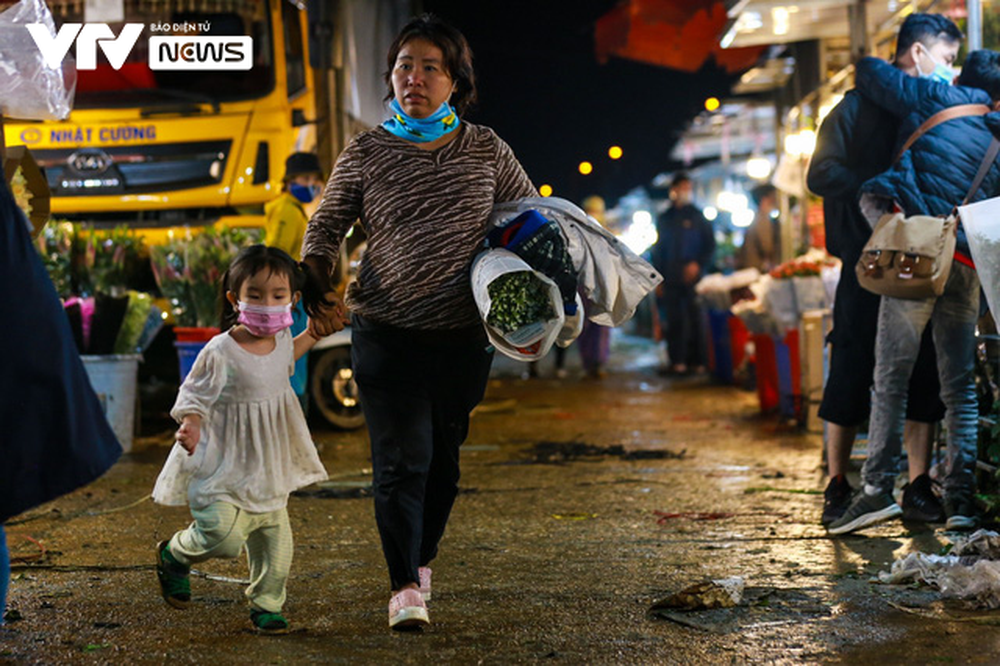 Vẻ đìu hiu hiếm thấy ở chợ hoa lớn nhất Hà Nội: Ngủ một giấc dậy vẫn chưa có khách hỏi - Ảnh 5.