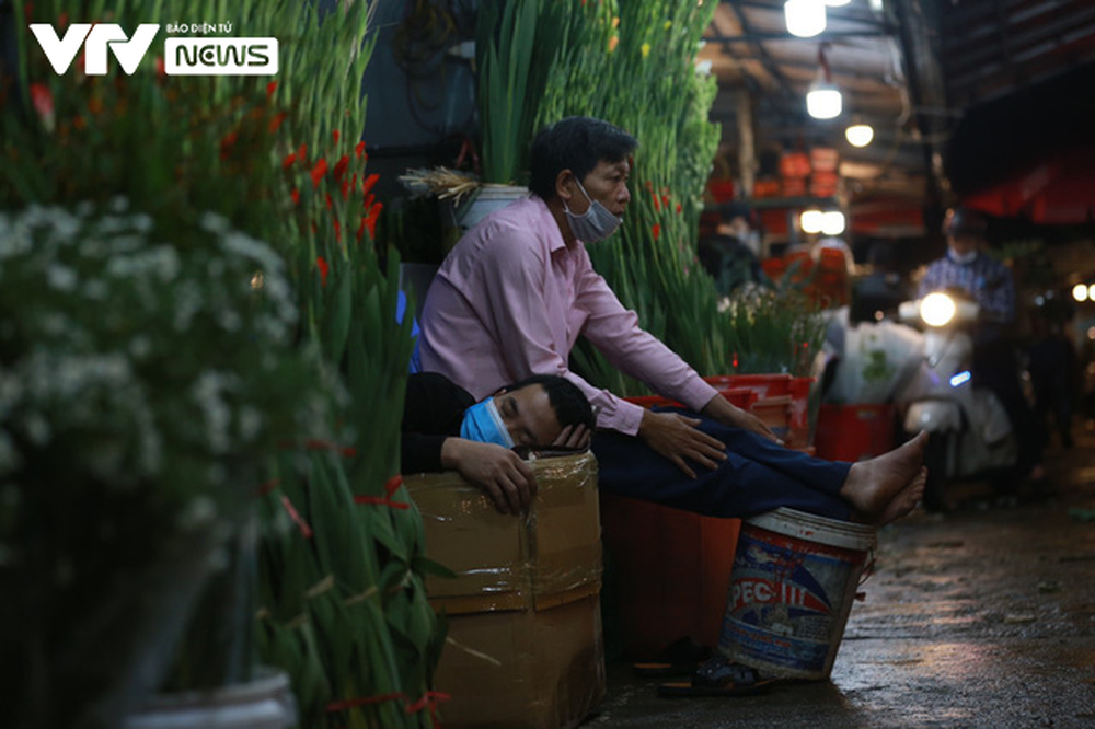 Vẻ đìu hiu hiếm thấy ở chợ hoa lớn nhất Hà Nội: Ngủ một giấc dậy vẫn chưa có khách hỏi - Ảnh 10.