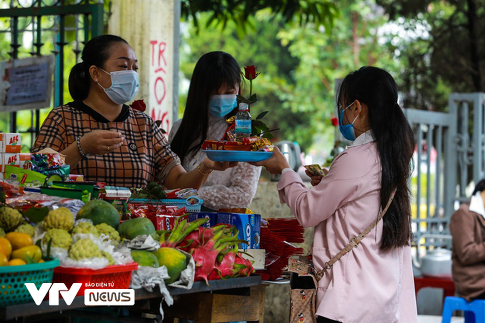 Giới trẻ Hà Nội tới chùa Hà vái vọng cầu duyên ngày 20/10 - Ảnh 6.
