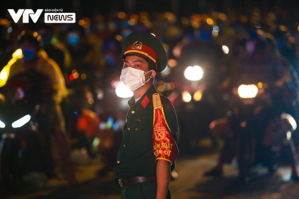Lực lượng chức năng Hà Nội xuyên đêm túc trực hỗ trợ, đón dẫn người dân về quê - Ảnh 1.