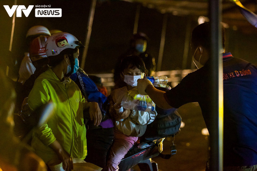 Lực lượng chức năng Hà Nội xuyên đêm túc trực hỗ trợ, đón dẫn người dân về quê - Ảnh 11.