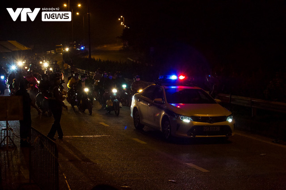 Lực lượng chức năng Hà Nội xuyên đêm túc trực hỗ trợ, đón dẫn người dân về quê - Ảnh 13.