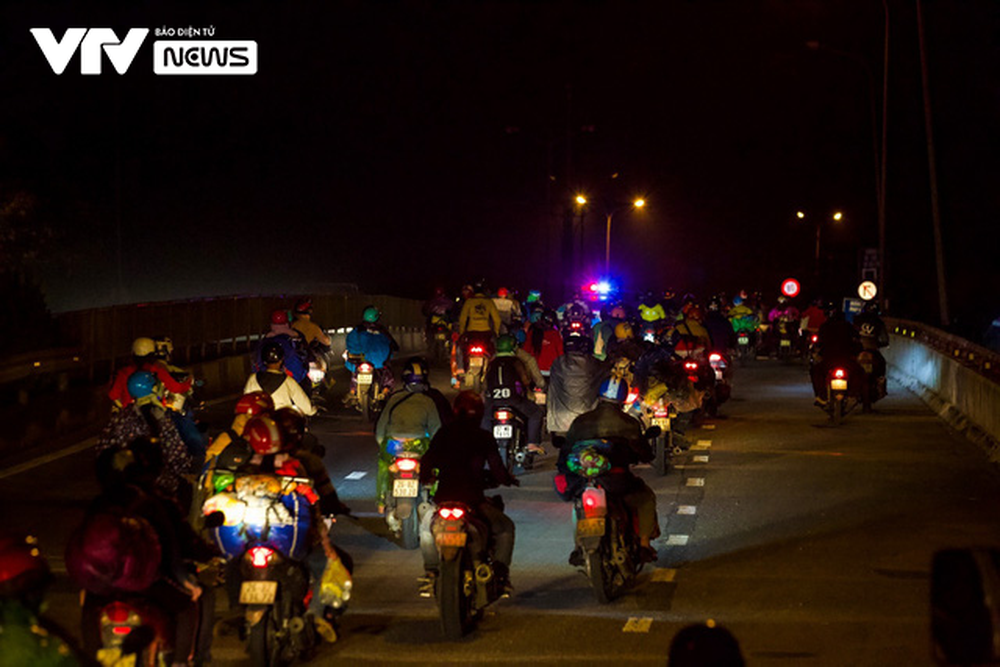 Lực lượng chức năng Hà Nội xuyên đêm túc trực hỗ trợ, đón dẫn người dân về quê - Ảnh 14.
