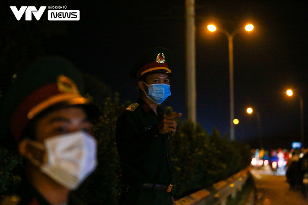 Lực lượng chức năng Hà Nội xuyên đêm túc trực hỗ trợ, đón dẫn người dân về quê - Ảnh 15.