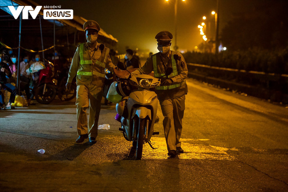 Lực lượng chức năng Hà Nội xuyên đêm túc trực hỗ trợ, đón dẫn người dân về quê - Ảnh 10.