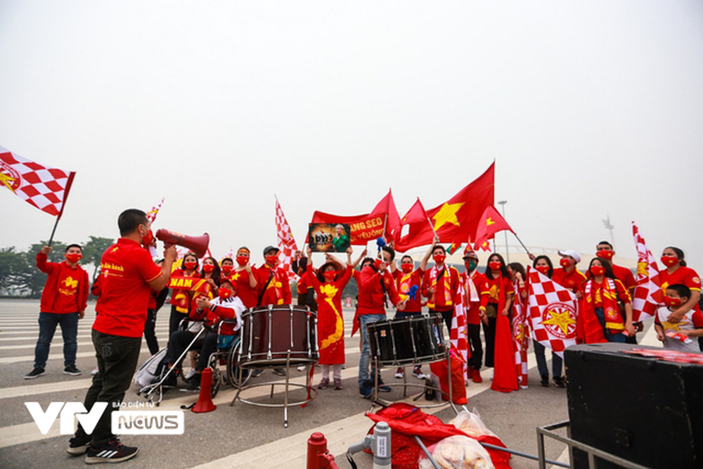 CĐV Việt Nam cực cháy trước giờ G trận gặp Saudi Arabia trên sân Mỹ Đình - Ảnh 2.