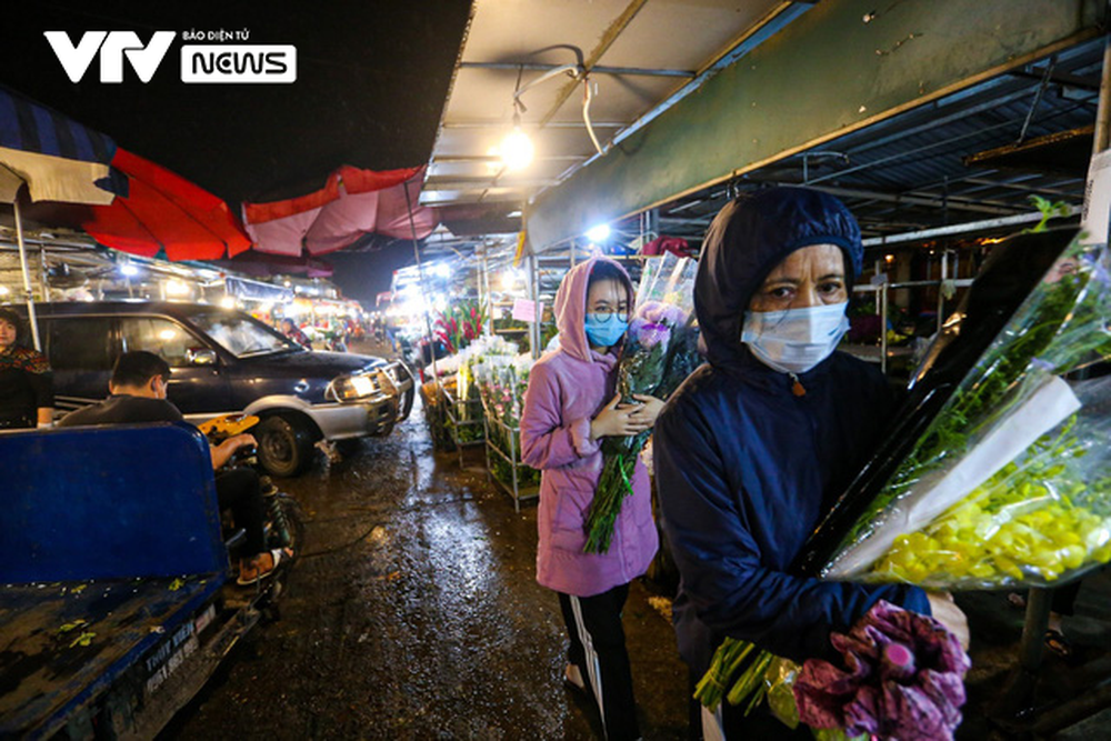 Chợ Hoa Quảng Bá trầm vắng trong ngày 20/11 - Ảnh 1.