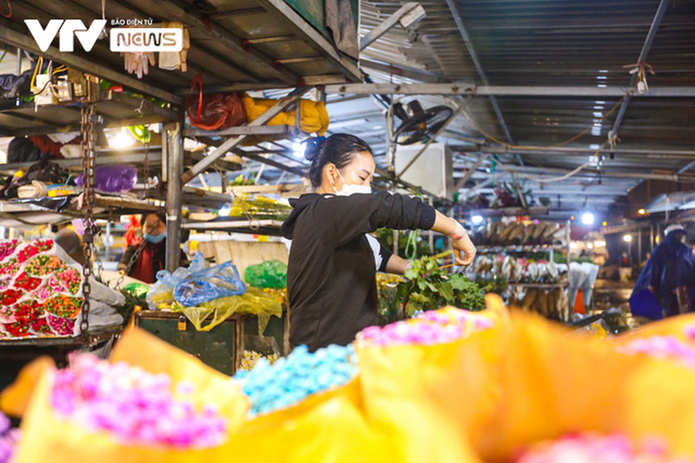 Chợ Hoa Quảng Bá trầm vắng trong ngày 20/11 - Ảnh 2.