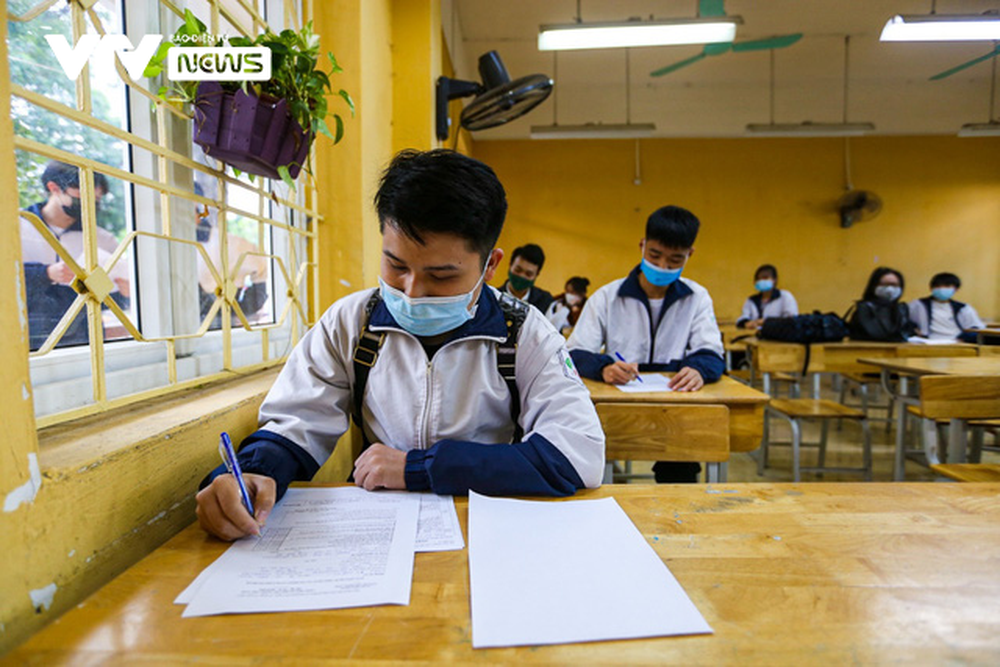 Học sinh ngoại thành Hà Nội hào hứng đi tiêm phòng vaccine COVID-19 - Ảnh 2.