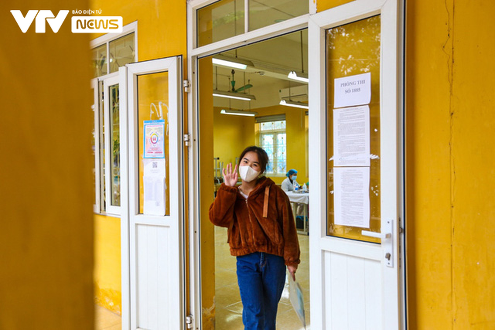 Học sinh ngoại thành Hà Nội hào hứng đi tiêm phòng vaccine COVID-19 - Ảnh 11.