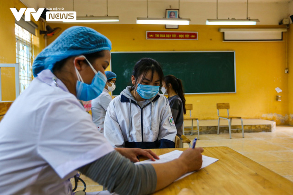 Học sinh ngoại thành Hà Nội hào hứng đi tiêm phòng vaccine COVID-19 - Ảnh 3.
