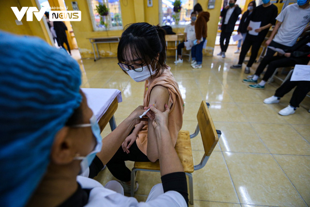 Học sinh ngoại thành Hà Nội hào hứng đi tiêm phòng vaccine COVID-19 - Ảnh 4.