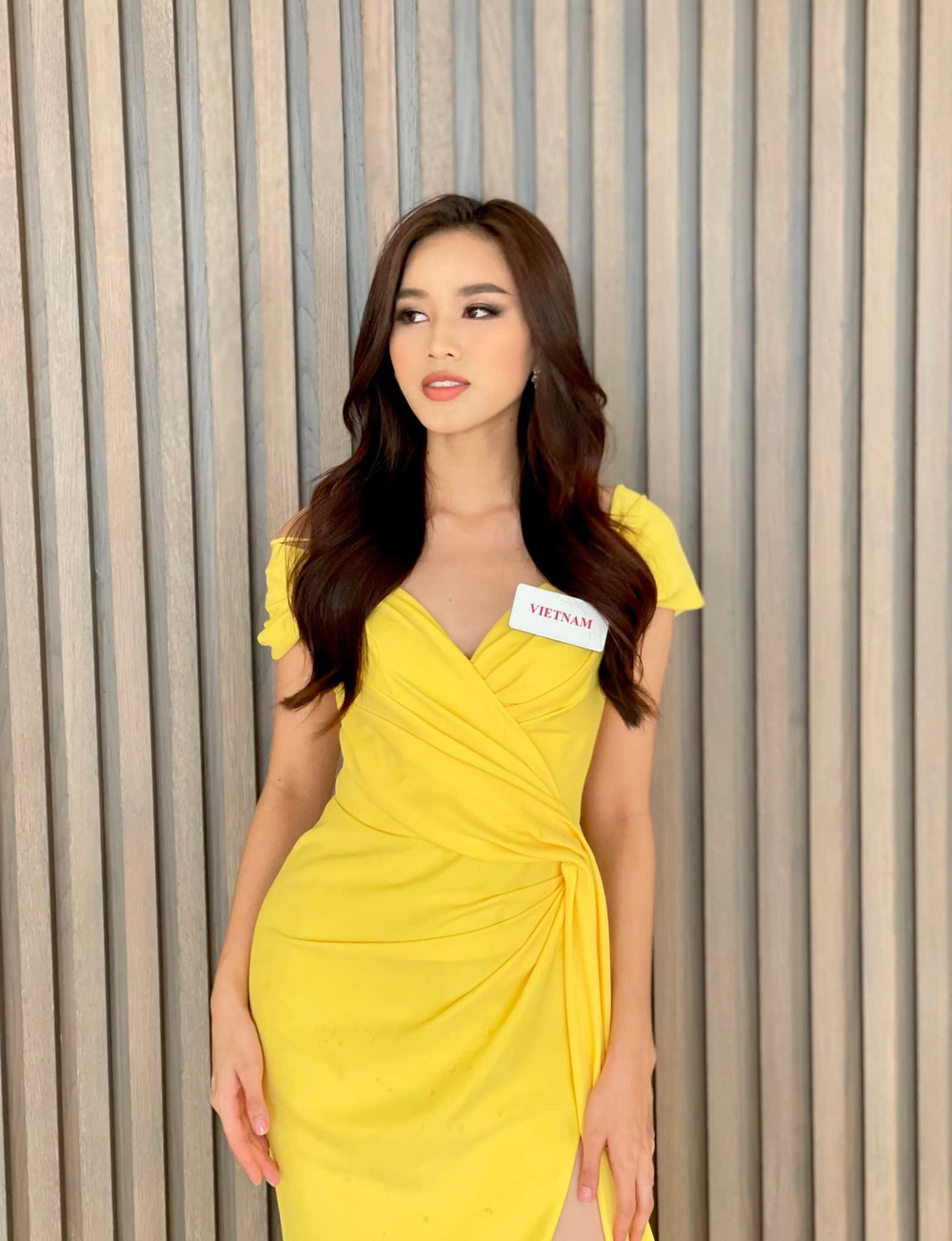 Hoa hậu Đỗ Thị Hà quyến rũ với đầm cắt xẻ táo bạo