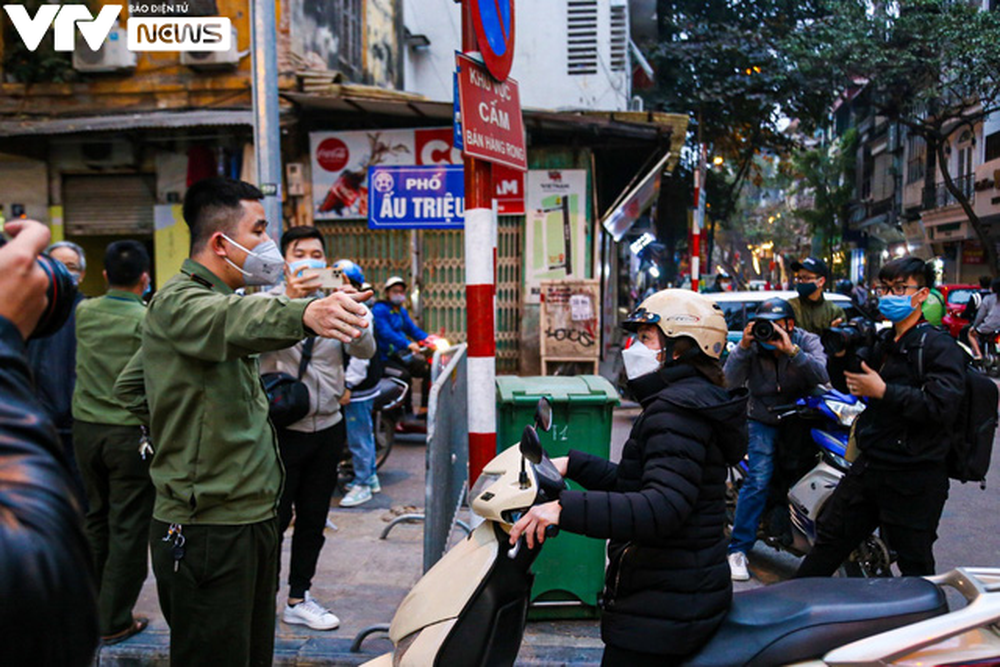 Hà Nội: Người dân tranh thủ check-in nốt ở Nhà thờ Lớn trước giờ cấm - Ảnh 15.
