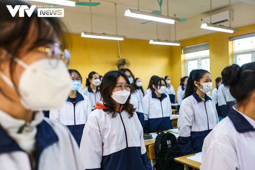 Học sinh khối lớp 12 ở Hà Nội: Vui vì được đến trường, học trực tiếp dễ tiếp thu hơn - Ảnh 1.