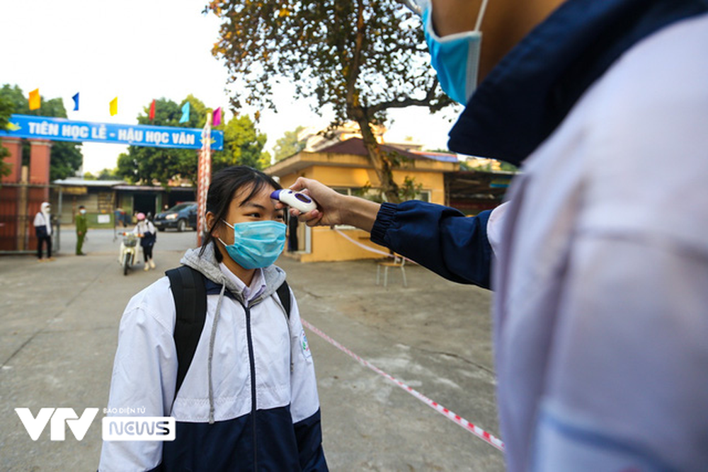 Học sinh khối lớp 12 ở Hà Nội: Vui vì được đến trường, học trực tiếp dễ tiếp thu hơn - Ảnh 2.