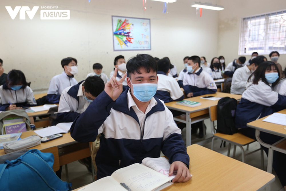 Học sinh khối lớp 12 ở Hà Nội: Vui vì được đến trường, học trực tiếp dễ tiếp thu hơn - Ảnh 11.