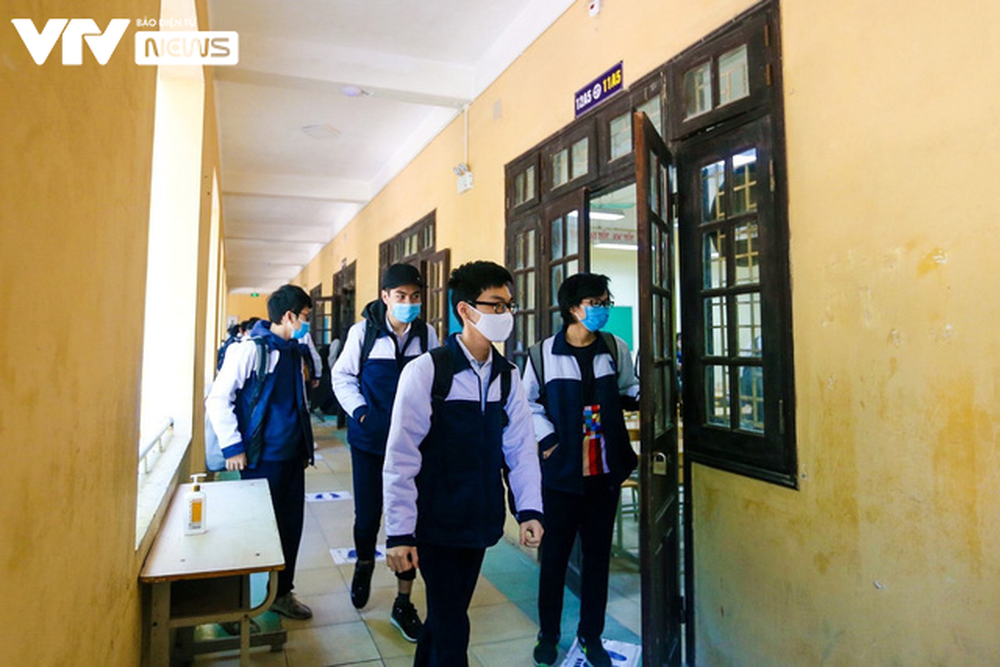 Học sinh khối lớp 12 ở Hà Nội: Vui vì được đến trường, học trực tiếp dễ tiếp thu hơn - Ảnh 12.
