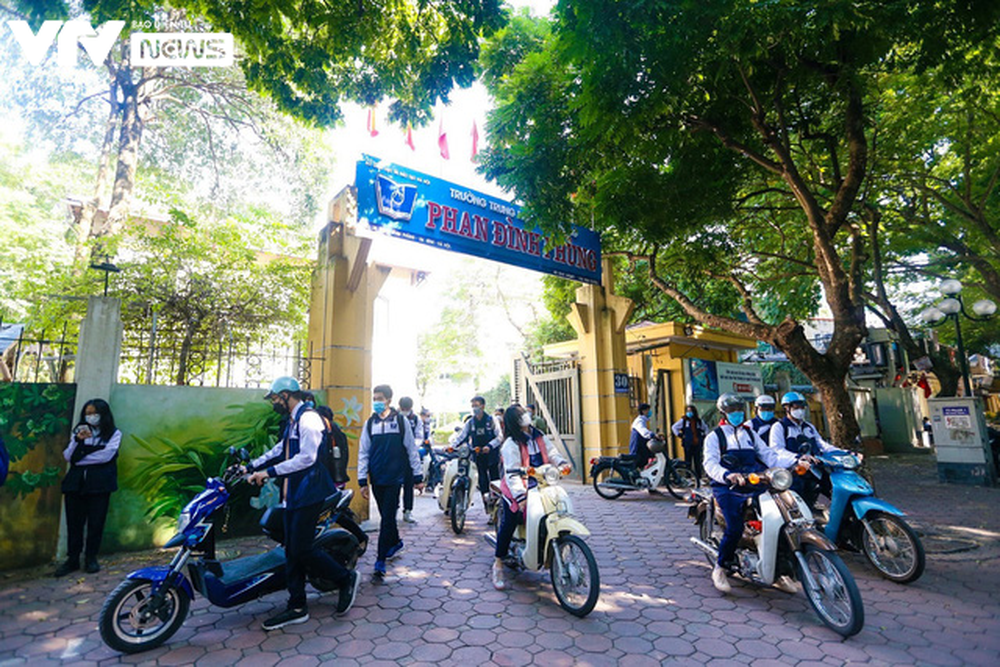 Học sinh khối lớp 12 ở Hà Nội: Vui vì được đến trường, học trực tiếp dễ tiếp thu hơn - Ảnh 15.