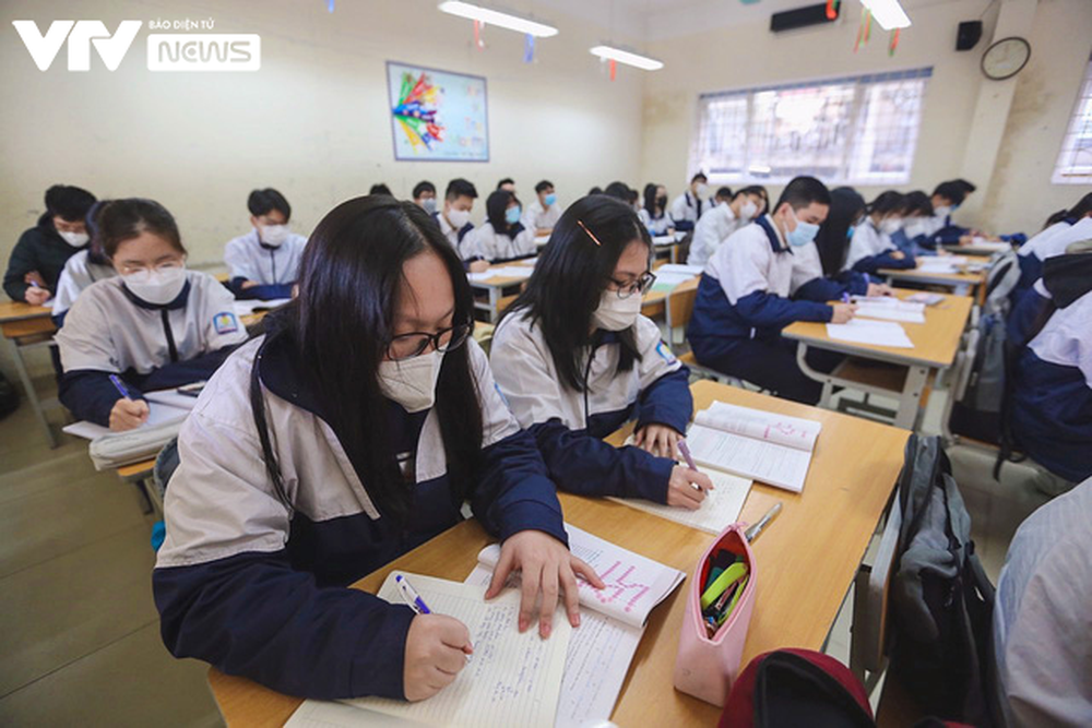 Học sinh khối lớp 12 ở Hà Nội: Vui vì được đến trường, học trực tiếp dễ tiếp thu hơn - Ảnh 16.