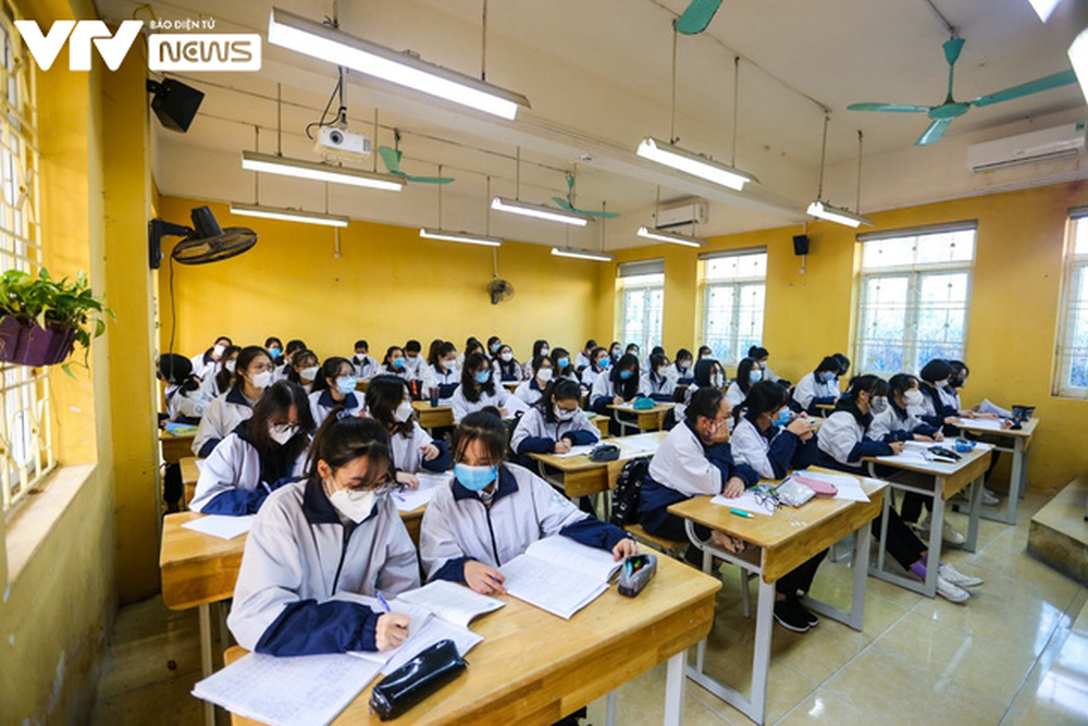 Học sinh khối lớp 12 ở Hà Nội: Vui vì được đến trường, học trực tiếp dễ tiếp thu hơn - Ảnh 4.