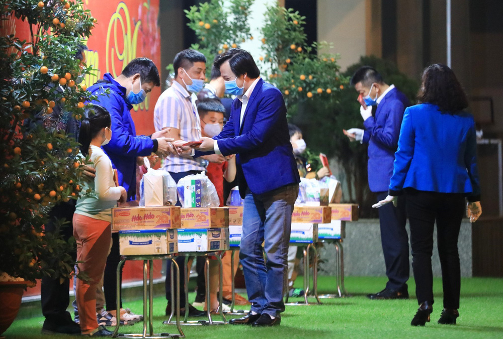 28 học sinh và phụ huynh đầu tiên ở trường Tiểu học Xuân Phương được về ăn Tết - Ảnh 3.