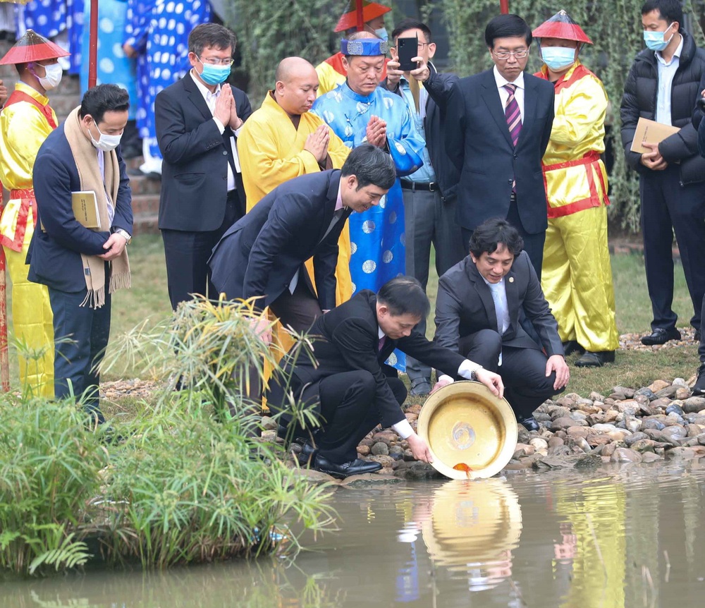 Hoàng Thành Thăng Long thả cá chép, dựng cây nêu đón Xuân Tân Sửu 2021 - Ảnh 10.