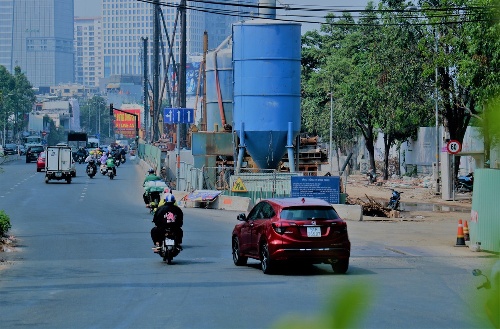Công nhân đội nắng, tăng tốc hoàn thành đại công trường đường Nguyễn Hữu Cảnh - Ảnh 1.