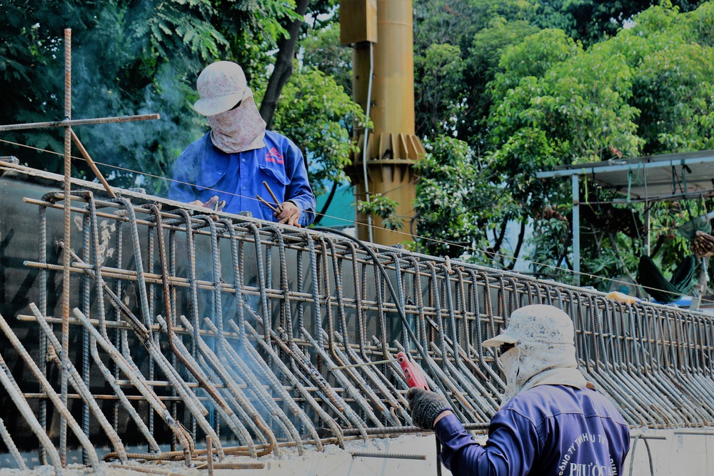 Công nhân đội nắng, tăng tốc hoàn thành đại công trường đường Nguyễn Hữu Cảnh - Ảnh 10.